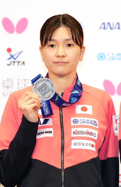 世界選手権団体戦の銀メダルを手に写真に納まる卓球女子日本代表の橋本帆乃香(撮影･江口和貴)