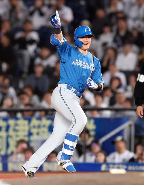 ロッテ対日本ハム　8回表日本ハム2死一、三塁、清宮幸太郎は適時打を放ち笑顔でポーズ　(撮影･浅見桂子)