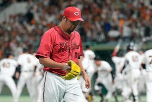 巨人対広島　9回裏巨人無死一塁、佐々木俊輔にサヨナラ2点本塁打を浴び引き揚げる中崎翔太(撮影･たえ見朱実)