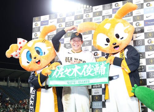 巨人対広島　サヨナラ2点本塁打を放ちヒーローになった佐々木俊輔はサルポーズをする(撮影･増田悦実)