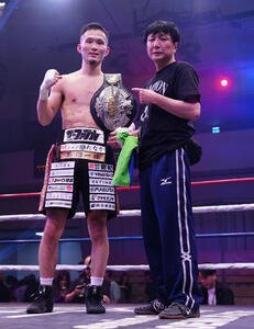 日本スーパーバンタム級タイトルマッチ10回戦　大嶋剣心に7回TKO勝ちで防衛に成功した池側純(左)(撮影･鈴木みどり)