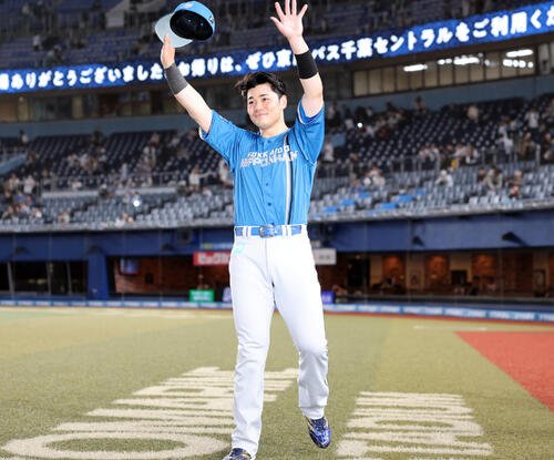 ロッテ対日本ハム　ヒーローインタビューで笑顔で手を振るる日本ハム清宮幸太郎　(撮影･浅見桂子)