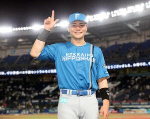 ロッテ対日本ハム　ヒーローインタビューで笑顔でポーズをとる日本ハム清宮幸太郎(撮影･浅見桂子)