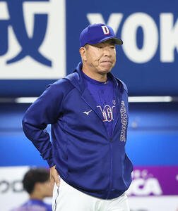 DeNA対中日　8回表を終え、選手交代を告げる井上一樹監督(撮影･河田真司)