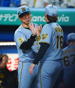 ヤクルト対阪神　ヤクルトに勝利しタッチを交わす阪神藤川球児監督(左)と西勇輝(撮影･垰建太)