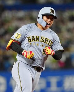 ヤクルト対阪神　7回表阪神2死一塁、左越え2点本塁打を放ち喜びを爆発させる嶋村麟士朗(撮影･清水貴仁)