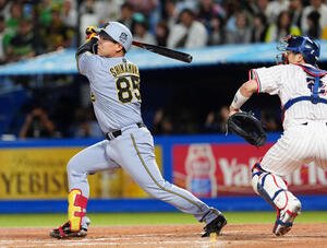 ヤクルト対阪神　7回表阪神2死一塁、左越え2点本塁打を放つ嶋村麟士朗(撮影･清水貴仁)