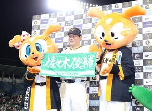 巨人対広島　サヨナラ2点本塁打を放ち笑顔を見せる佐々木俊輔(撮影･増田悦実)