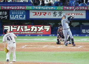 ヤクルト対阪神　8回表阪神2死、ソロ本塁打を放つ大山悠輔。投手拓也(撮影･宮地輝)