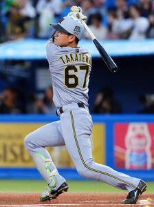 ヤクルト対阪神　1回表阪神無死、左越えに先頭打者本塁打を放つ高寺望夢(撮影･清水貴仁)