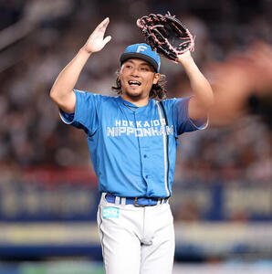 ロッテ対日本ハム　6回裏ロッテ2死満塁、寺地隆成を左飛に仕留めてピンチを脱し、笑顔で拍手する伊藤大海　(撮影･浅見桂子)