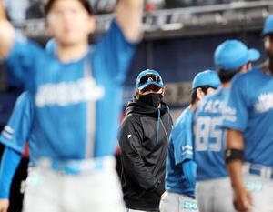 ロッテ対日本ハム　勝利を決め、引き揚げる日本ハム新庄剛志監督(中央)　(撮影･浅見桂子)