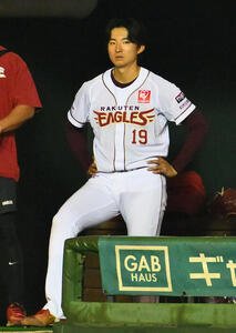 楽天対オリックス　6回裏、ベンチで浮かない表情の楽天先発の荘司康誠(撮影･滝沢徹郎)　