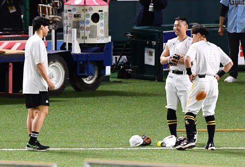 ソフトバンク対西武　DeNAへのトレードが決まった尾形崇斗(左)は、右から牧原大成、中村晃にあいさつする(撮影･岩下翔太)