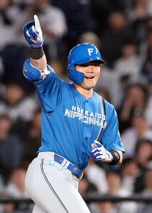 八回表日本ハム2死一、三塁、清宮幸は適時打を放ち、笑顔を見せる
