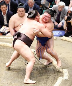 藤ノ川(右)を寄り切りで破る霧島(撮影･鈴木正人)