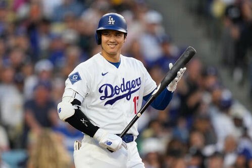 1回、ベンチに向かって笑顔を見せながら打席に向かうドジャース大谷翔平(AP)