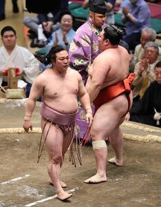 大花竜(右)をとったりで破る炎鵬(撮影･野上伸悟)
