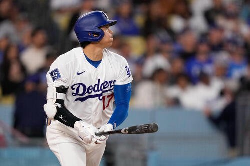 ジャイアンツ戦の3回、本塁打を放ったドジャース大谷翔平(AP)