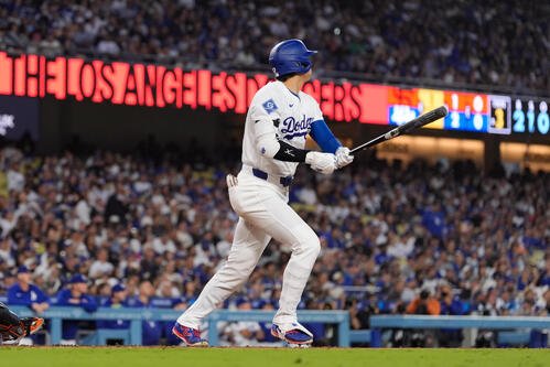 ジャイアンツ戦の3回、本塁打を放ったドジャース大谷翔平(AP)