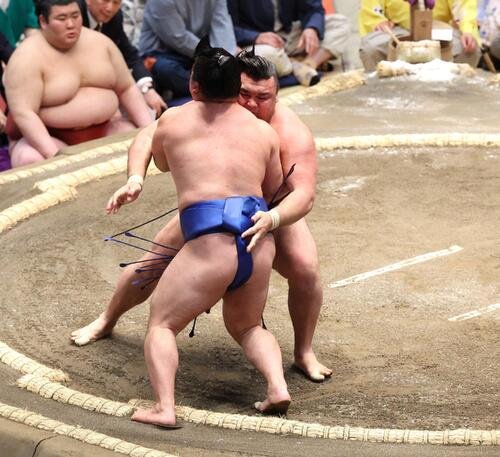 動きの途中で、藤ノ川の左足は出ていた。その後、流されたが、結果的に霧島が寄り切りで勝った。(2026年5月12日撮影)