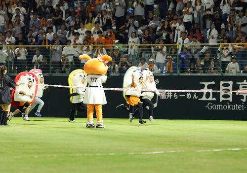 巨人対広島　すしレースはコハダが1着(撮影･増田悦実)