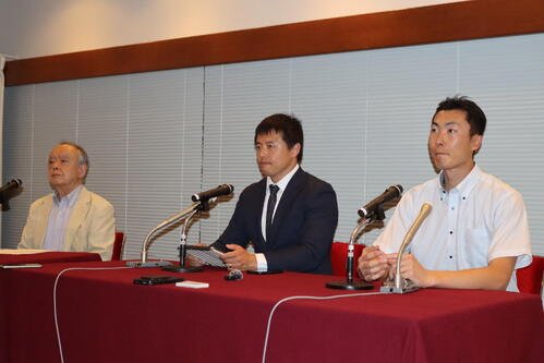 日本ボブスレー･リュージュ･スケルトン連盟の北野貴裕会長辞任を受けて会見する元日本代表の村上健二さん(中央)と金子慶輝さん(右)(撮影･保坂果那)