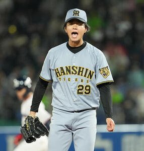 ヤクルト対阪神　6回裏ヤクルト2死一塁、ドミンゴ･サンタナを三振に切り、雄たけびを上げる高橋遥人(撮影･清水貴仁)