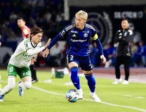 明治安田J1百年構想リーグ　第12節　町田対東京V　後半、ボールをキープする町田昌子源。左は東京V宮原和也(撮影･江口和貴)