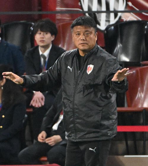 神戸対京都　神戸戦に臨む京都の曺貴裁監督(撮影･石井愛子)
