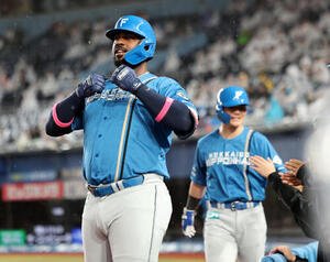 ロッテ対日本ハム　3回表日本ハム無死一塁、レイエスは2点本塁打を放ちをゴリラポーズ(撮影･浅見桂子)