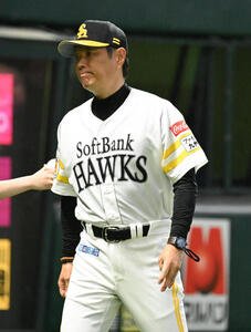 ソフトバンク対西武　4回裏終了後、選手交代を告げベンチに戻る小久保裕紀監督(撮影･林敢治)