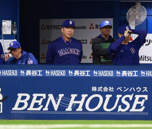 DeNA対中日　渋い表情で戦況を見守る中日井上一樹監督(撮影･水谷安孝)