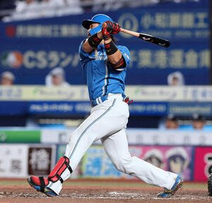 ロッテ対日本ハム　9回表日本ハム1死二塁、進藤勇也は2点本塁打を放つ　(撮影･浅見桂子)