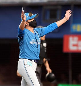 ロッテ対日本ハム　スタンドに手を振る日本ハム新庄剛志監督(撮影･浅見桂子)