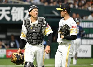 ソフトバンク対西武　4回表終了後、ベンチに戻る藤原大翔(右)と山本祐大(撮影･林敢治)