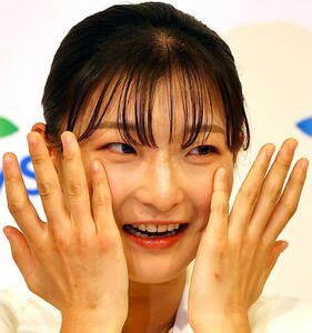 引退会見で涙を流すフィギュアスケート坂本花織(撮影･上田博志)