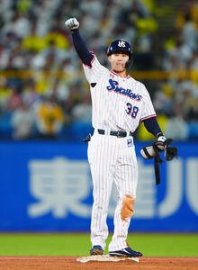 ヤクルト対阪神　8回裏ヤクルト無死二塁、適時二塁打を放ちガッツポーズする石井巧(撮影･垰建太)