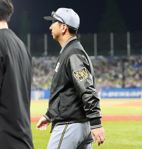ヤクルト対阪神　試合に敗れ引き揚げる阪神藤川球児監督(撮影･清水貴仁)