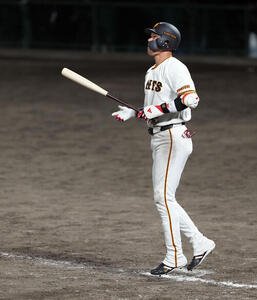 巨人対広島　12回裏巨人1死一、二塁サヨナラ3点本塁打を放つ坂本勇人。通算300号本塁打を達成(撮影･たえ見朱実)