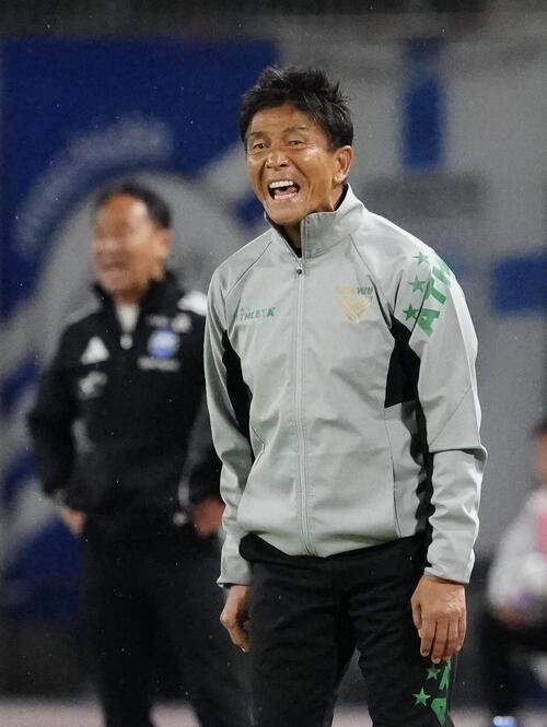 明治安田J1百年構想リーグ　第12節　町田対東京V　後半、声を上げる東京V城福浩監督(撮影･江口和貴)