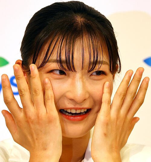 引退会見で涙を流すフィギュアスケート坂本花織(撮影･上田博志)