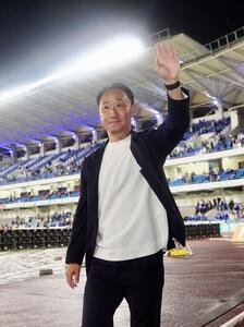 明治安田J1百年構想リーグ　第12節　町田対東京V　試合後、サポーターにあいさつする町田黒田剛監督(撮影･江口和貴)