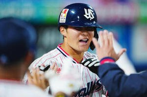 ヤクルト対阪神　8回裏ヤクルト1死満塁、押し出しの死球で生還しナインの出迎えを受ける石井巧(撮影･垰建太)