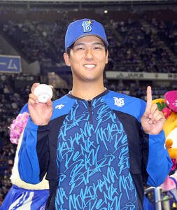 DeNA対中日　プロ初勝利を挙げウイニングボールを手に笑顔を見せる島田舜也(左)と相川亮二監督(撮影･水谷安孝)