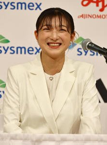 引退会見で笑顔を見せる坂本花織(撮影･上田博志)