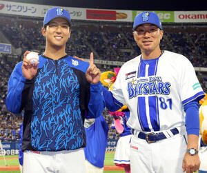 DeNA対中日　プロ初勝利を挙げウイニングボールを手に相川亮二監督(右)と写真に収まる島田舜也(撮影･水谷安孝)