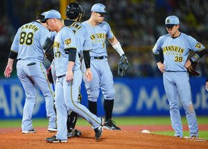 ヤクルト対阪神　8回裏ヤクルト1死満塁、降板する桐敷拓馬(手前)(撮影･垰建太)