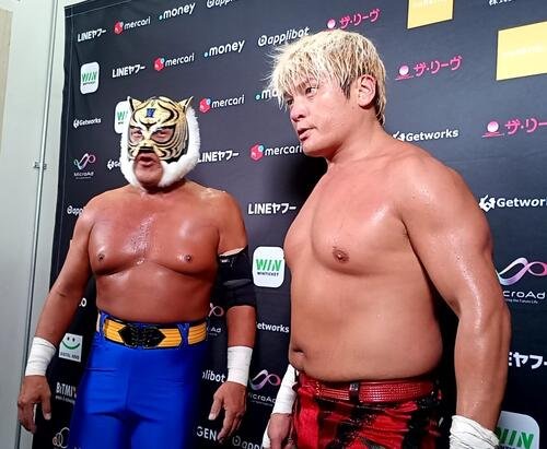 共闘したタイガーマスク(左)と拳王
