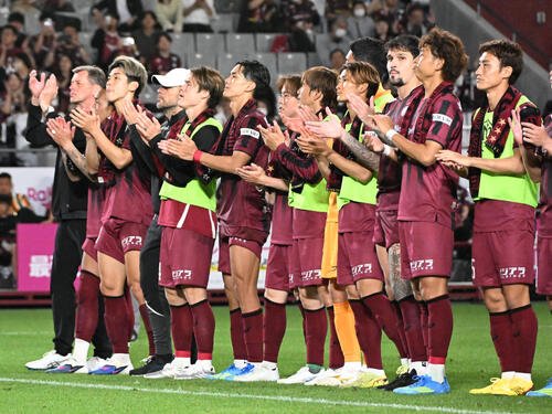 神戸対京都　試合終了後、サポーターにあいさつをする神戸イレブン(撮影･石井愛子)